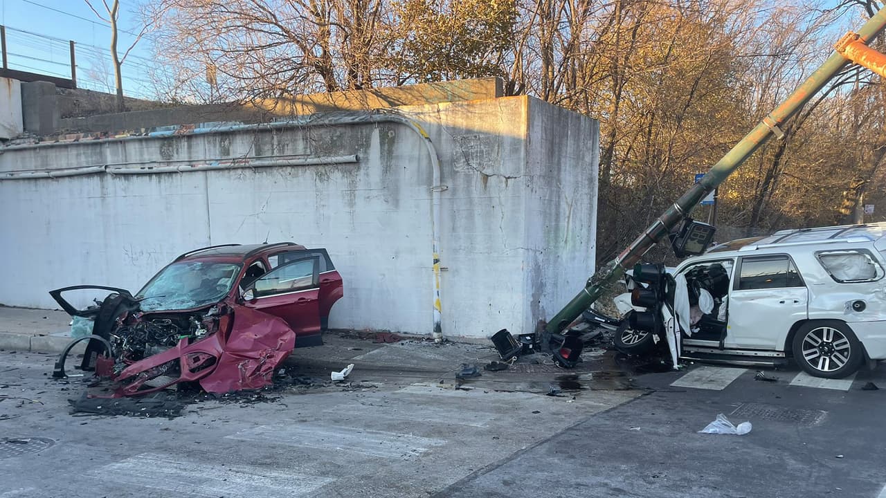 Dos camionetas SUV se estrellaron en el cruce de las Calles 103 y Cottage Grove.