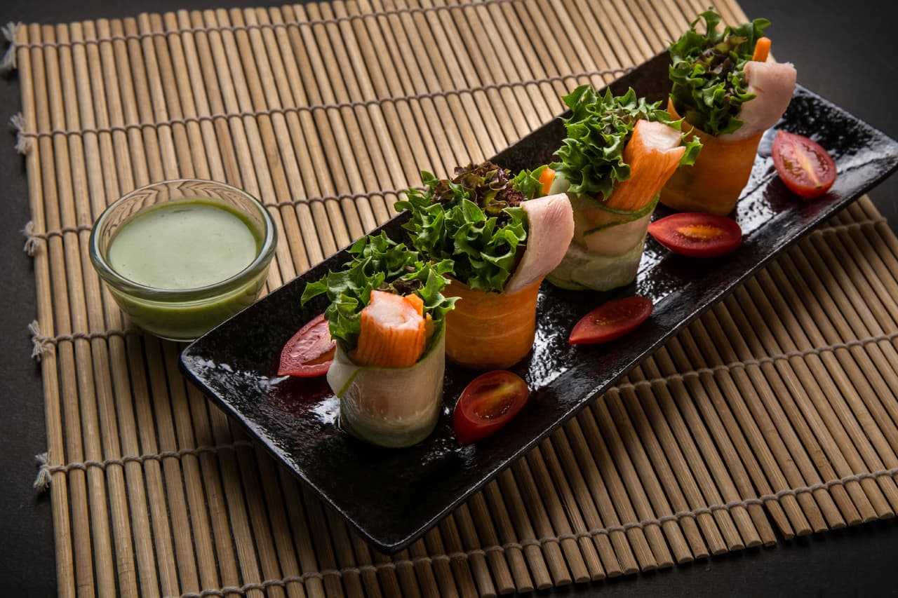 No se recomienda en grandes cantidades, pero sí está permitido comer pescado fresco y mariscos, así como aceite de oliva extra virgen y el jugo de limón en las ensaladas. ¡Adiós al vinagre!