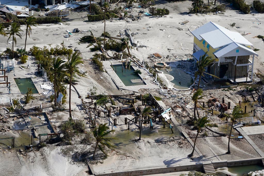 En otro vecindario de Fort Myers algunas casas fueron arrasadas y en su lugar quedaron solo escombros.