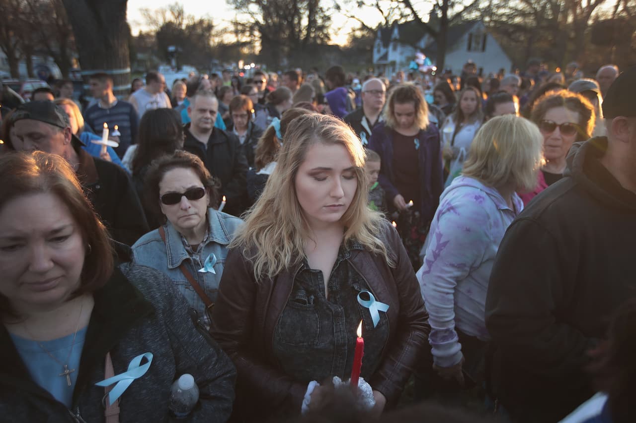 El padre, de 61 años, confesó a los investigadores que enterró el cuerpo de AJ y lo cubrió con paja. Freund también contó a los investigadores cómo él y la madre del niño, JoAnn Cunningham, de 37 años, obligaron al niño a tomar una ducha fría la noche del 14 de abril como castigo por mentir sobre ensuciar su ropa interior.