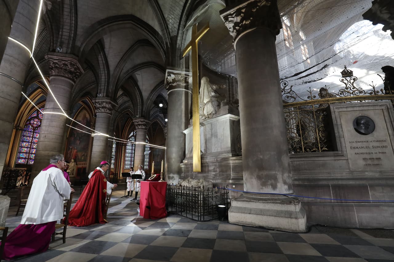 El Arzobispo de París, Michel Aupetit, durante la ceremonia del Viernes Santo en la catedral de Notre-Dame en París.