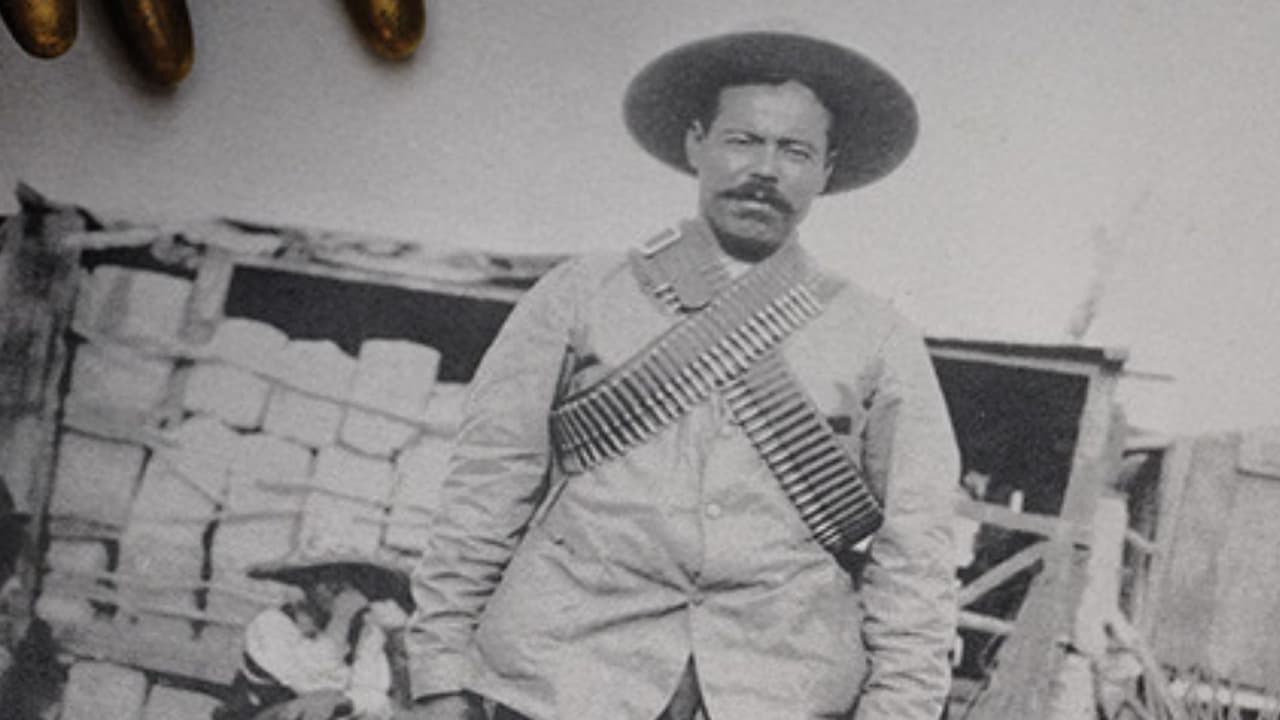 La vida de Pancho Villa estuvo marcada por una década de lucha revolucionaria que 
<b>desempeñó un papel crucial en la historia de México y el suroeste de Estados Unidos</b>. Sus acciones fueron fundamentales en la caída de los presidentes mexicanos Porfirio Díaz y Victoriano Huerta. Aunque era celebrado como un héroe popular que defendía a la gente común contra los ricos y poderosos, los métodos de Villa dejaron un rastro de violencia en ambos lados de la frontera, atrayendo la atención internacional.