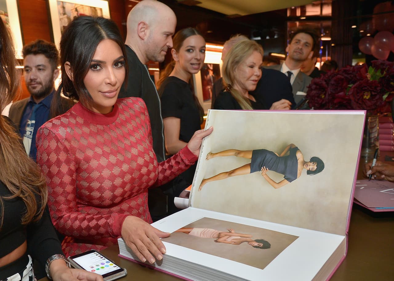 Kim se puso a hojear el librote.