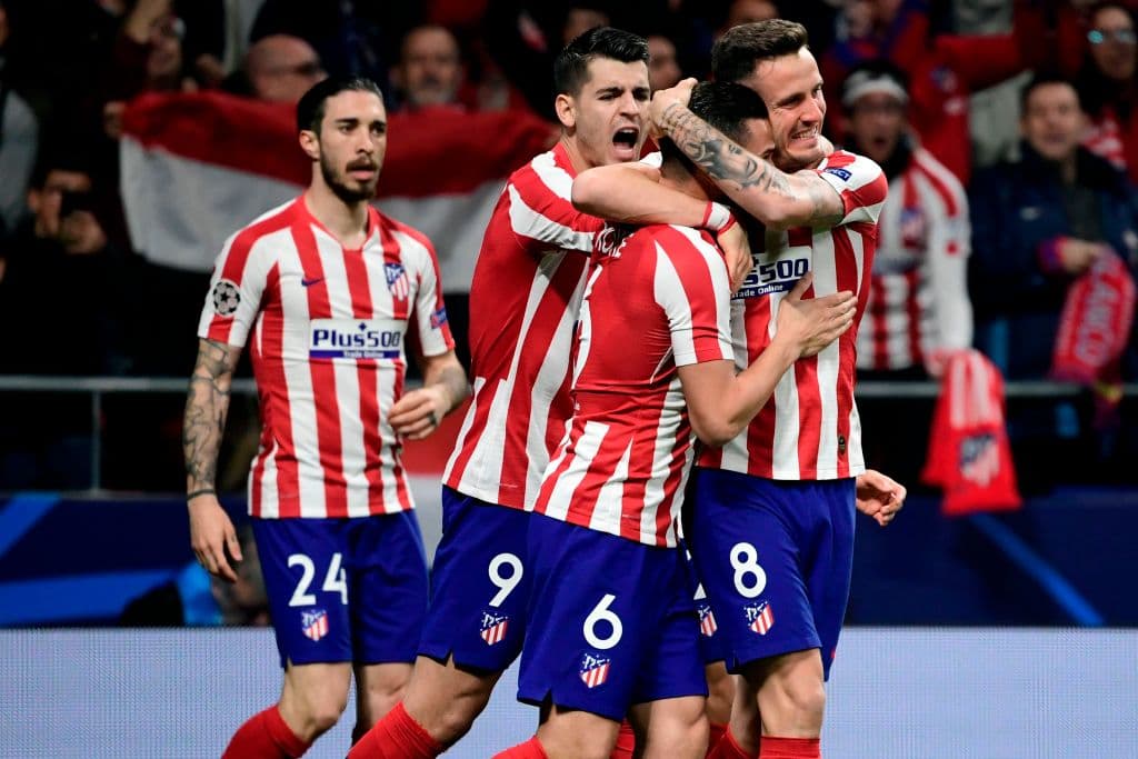 Los jugadores del Atleti festejan el tanto tempranero ante la incredulidad del Liverpool.