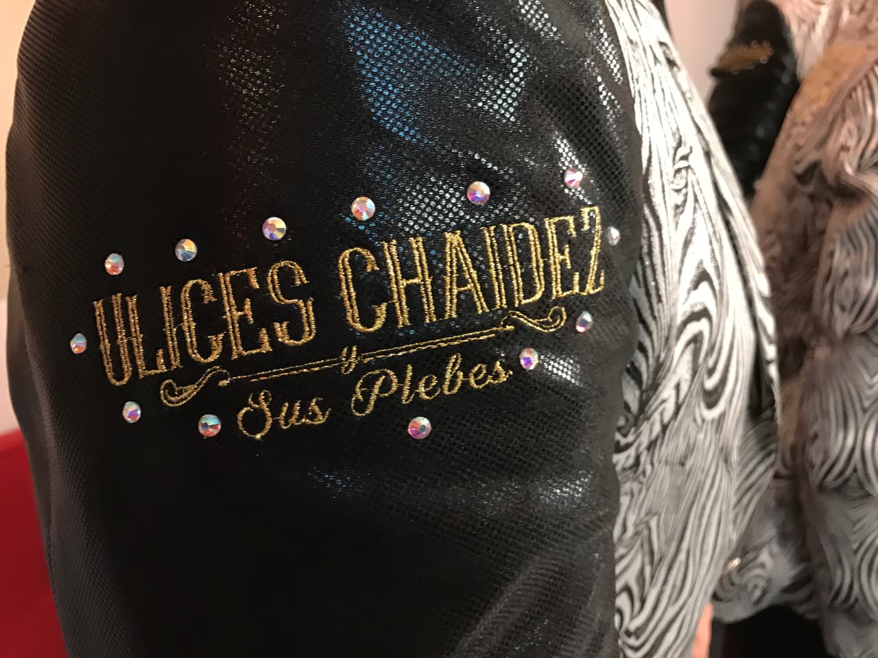 Los chicos de una nueva generación de regional mexicano lucieron trajes que mandan a hacer especialmente para ellos con un sastre en Guadalajara.