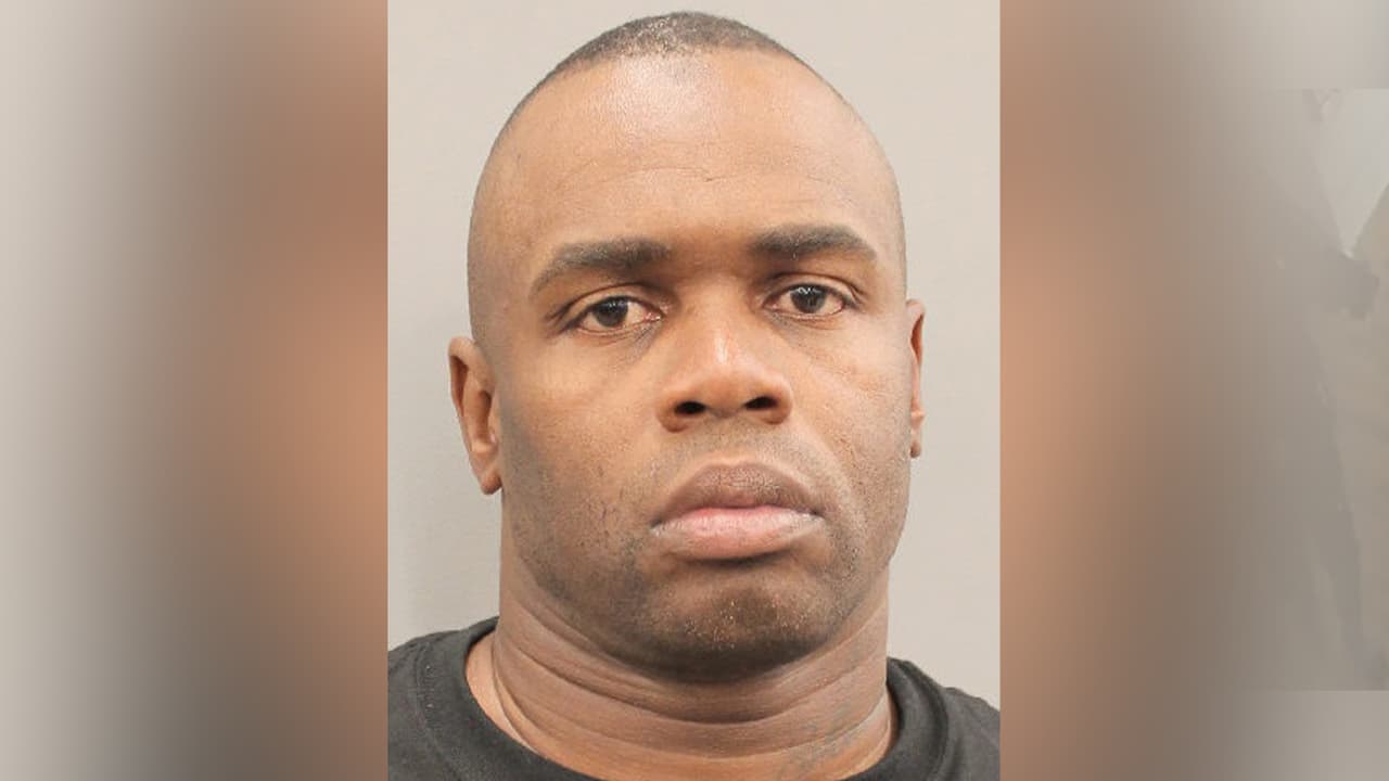 Archie Thompkins, de 44 años, enfrenta cargos de robo en segundo grado.