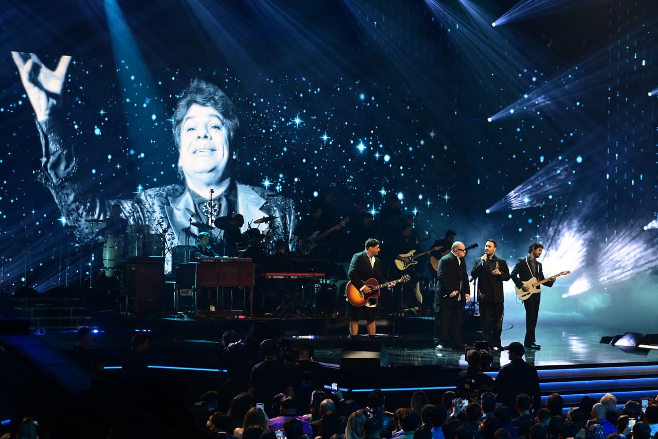 La noche también estuvo llena de emotividad con el homenaje que le hicieron a tres grandes de la música que ya murieron. Reik y Leonel García unieron su talento para cantar "Hasta Que Te Conocí" de Juan Gabriel.
<br>
