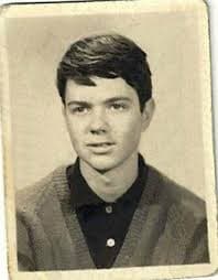 Desde niño le interesó la música y participaba en el coro del Colegio Salesiano donde estudiaba.