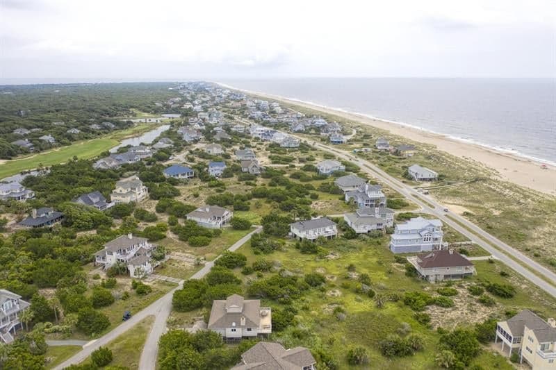 <b>Bald Head Island:</b> Esta isla de 12,000 acres se ubica en el punto más al sur de las islas del cabo a lo largo del río Cape Fear y el Océano Atlántico. En esta tranquila isla, llena de residencias privadas y propiedades de alquiler en la playa, se puede disfrutar de 14 millas de playa, un campo de golf, caminata por un bosque o ir de visita al histórico Old Baldy Lighthouse