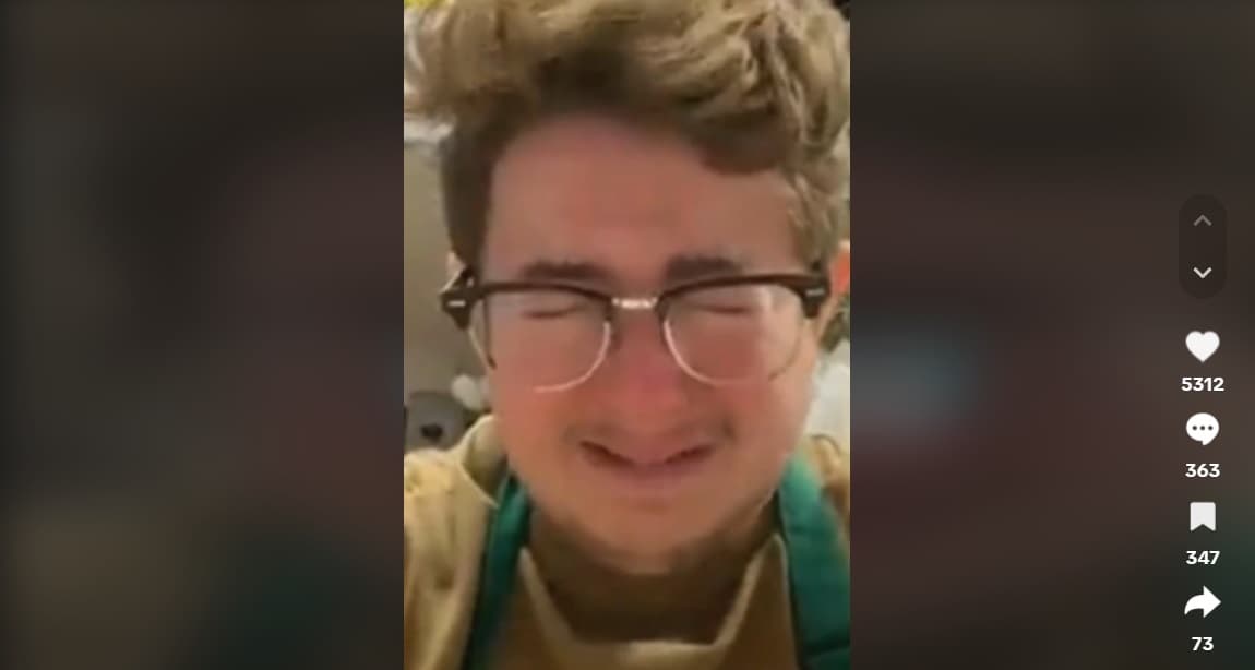 Joven llora por trabajar 8 horas.