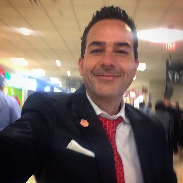 En su tiempo libre, explora otra de sus pasiones: el arte.