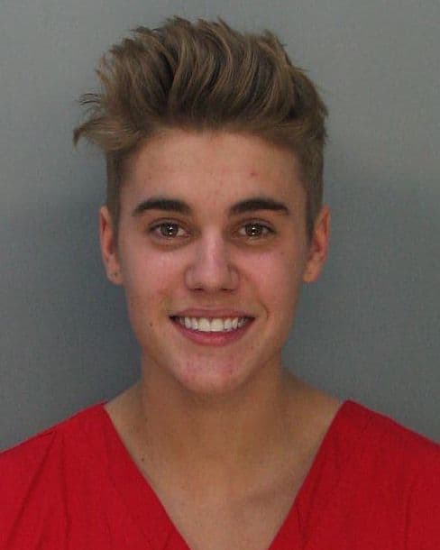 Fue en 2014 cuando Justin Bieber posó así de sonriente para la cámara de la policía. Fue detenido por presuntamente conducir alcoholizado y a alta velocidad.