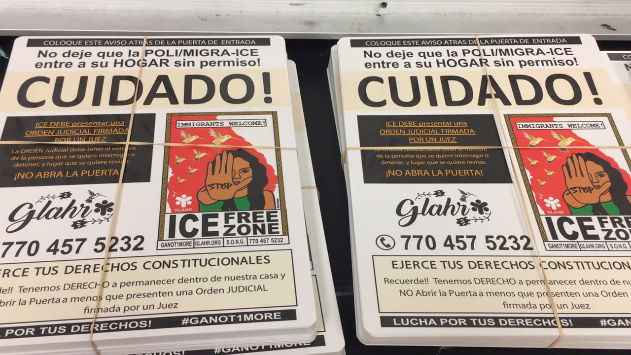 Las comunidades inmigrantes de Georgia vivieron entre los rumores y el miedo el inicio de lo que según el gobierno federal serán varios días de operativos para poner bajo custodia y deportar a indocumentados. En horas de la tarde de este domingo, tanto grupos activistas como Inmigración no habían confirmado detenciones en la región. Al norte de Atlanta, más de 70 personas se reunieron desde muy temprano en la sede de la organización Alianza Latina de Georgia por los Derechos Humanos (GLAHR), desde donde se formaron una decena de grupos que salieron a verificar si agentes del Servicio de Inmigración y Control de Aduanas de los Estados Unidos (ICE) estaban en los vecindarios arrestando a personas.