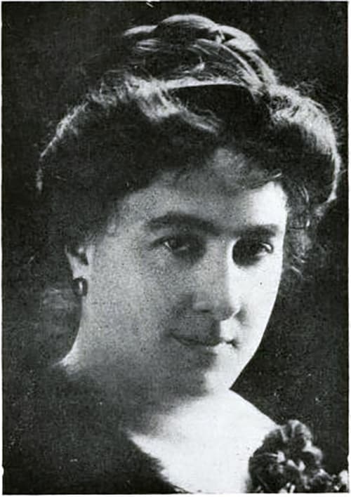 <b>Nunca se rindió: Paulina Luisi (1875-1949) Argentina/Uruguay</b>
<br>Fue una de las líderes feministas del país y no cesó en su lucha hasta que alcanzó la aprobación del sufragio femenino en Uruguay. Obtuvo el logro de ser la primera mujer cirujana del país, y actuó de editora en la revista Acción Femenina. Su compromiso social lo llevaba en la sangre: su madre la animó a perseguir sus sueños al margen del estigma que sufrían las mujeres, y su padre le inculcó los valores de la justicia y la libertad. "La mujer es algo más que un material creado para servir y obedecer al hombre como una esclava, es más que una máquina para producir hijos y cuidar del hogar", sentenció ya en 1917.