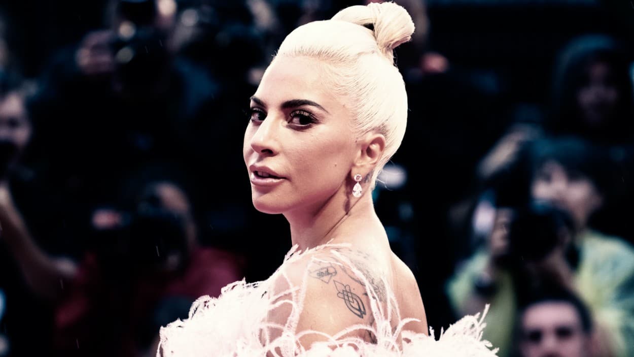 Uno de los mayores éxitos musicales de 
<b><a href="https://www.univision.com/temas/lady-gaga">Lady Gaga</a></b> es el tema de 
<b><a href="https://www.youtube.com/watch?v=bo_efYhYU2A" target="_blank">'Shallow'</a></b>, el cual forma parte de la banda sonora de la película '
<b><a href="https://www.univision.com/famosos/eso-es-lo-que-queriamos-que-vieran-lady-gaga-explica-su-affaire-con-bradley-cooper-fotos">A star is Born'</a>.</b>
<br>
