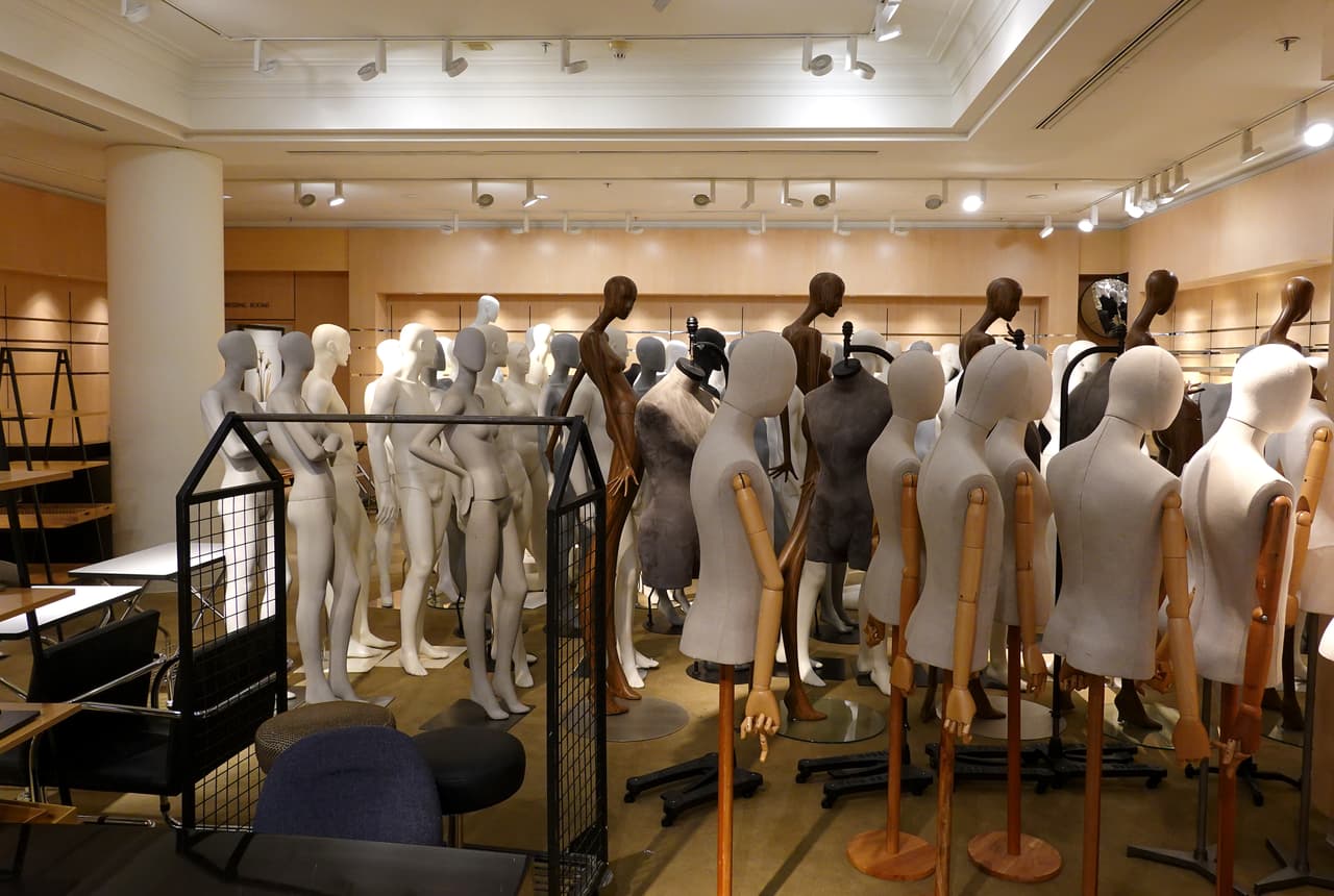 Los maniquíes se almacenan en una esquina de la tienda insignia de Nordstrom en el Centro de San Francisco. Nordstrom cerrará este domingo su tienda insignia después de más de tres décadas en Westfield San Francisco Center.