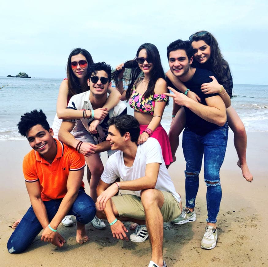 Las edades del elenco principal va de los 14 hasta los 20 años. ¿Podrán superar al fenómeno de
<b><a href="https://www.univision.com/programas/novelas/los-datos-curiosos-de-rbd-que-probablemente-no-conocias-fotos">'RBD'</a></b>?