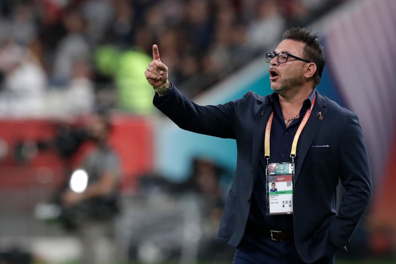 Eso desató la furia del ‘Turco’, quien reclamó de forma airada, lo que hizo enojar a Klopp.