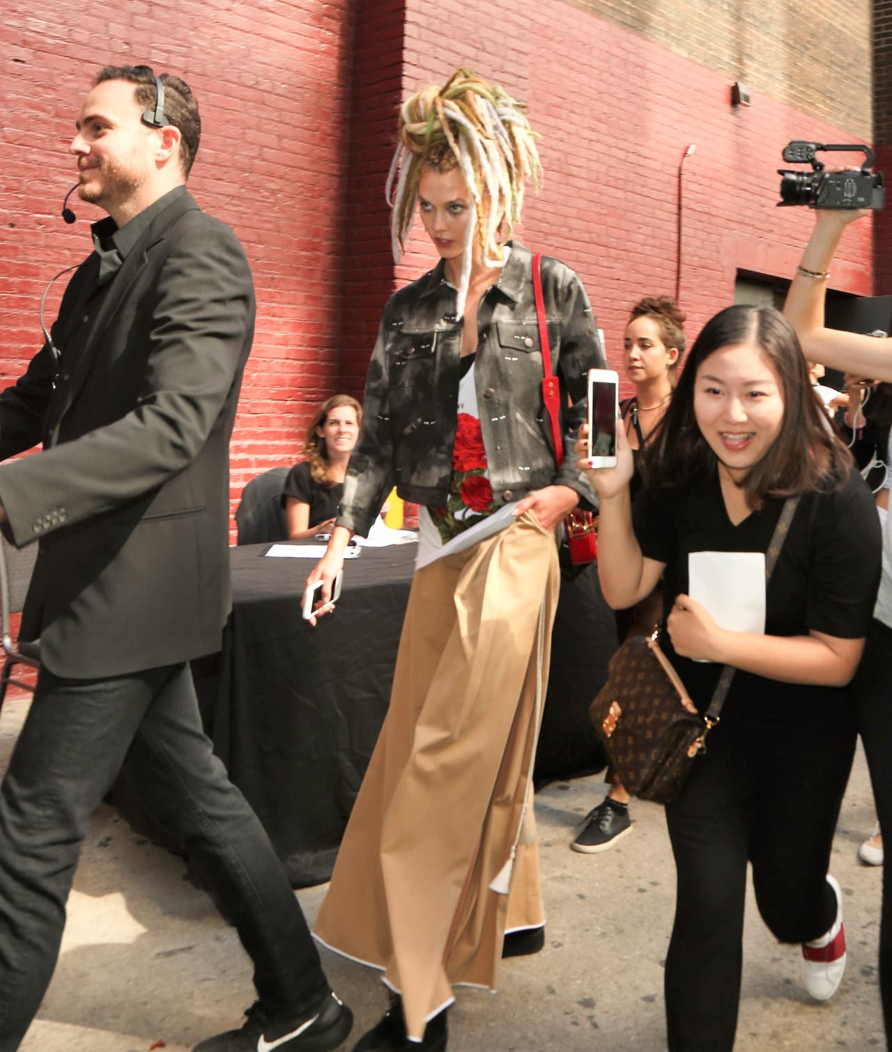 Karlie Kloss causó gran revuelo el jueves cuando llegó al desfile que cerraba la Semana de la Moda en Nueva York.
