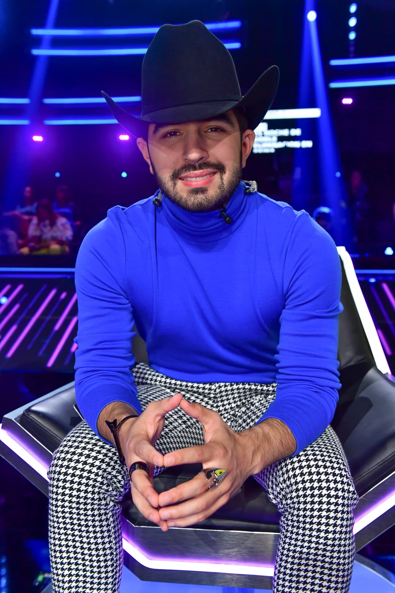 La ajustada playera azul y los trousers blanco y negro de la marca Topshop le permitieron al estilista Jorge Astorga darle forma a este look londinense, inspirado en Londres.