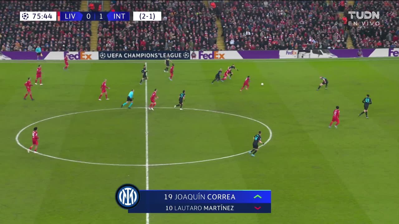 ¡CERCA! Mohamed Salah disparó que se estrella en el poste.