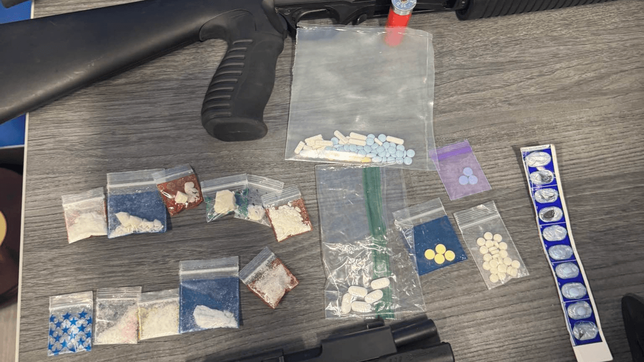 Según las autoridades, ellos recibieron información que apuntaba que la mujer supuestamente estaría ligada con la distribución de sustancias ilegales desde su casa.