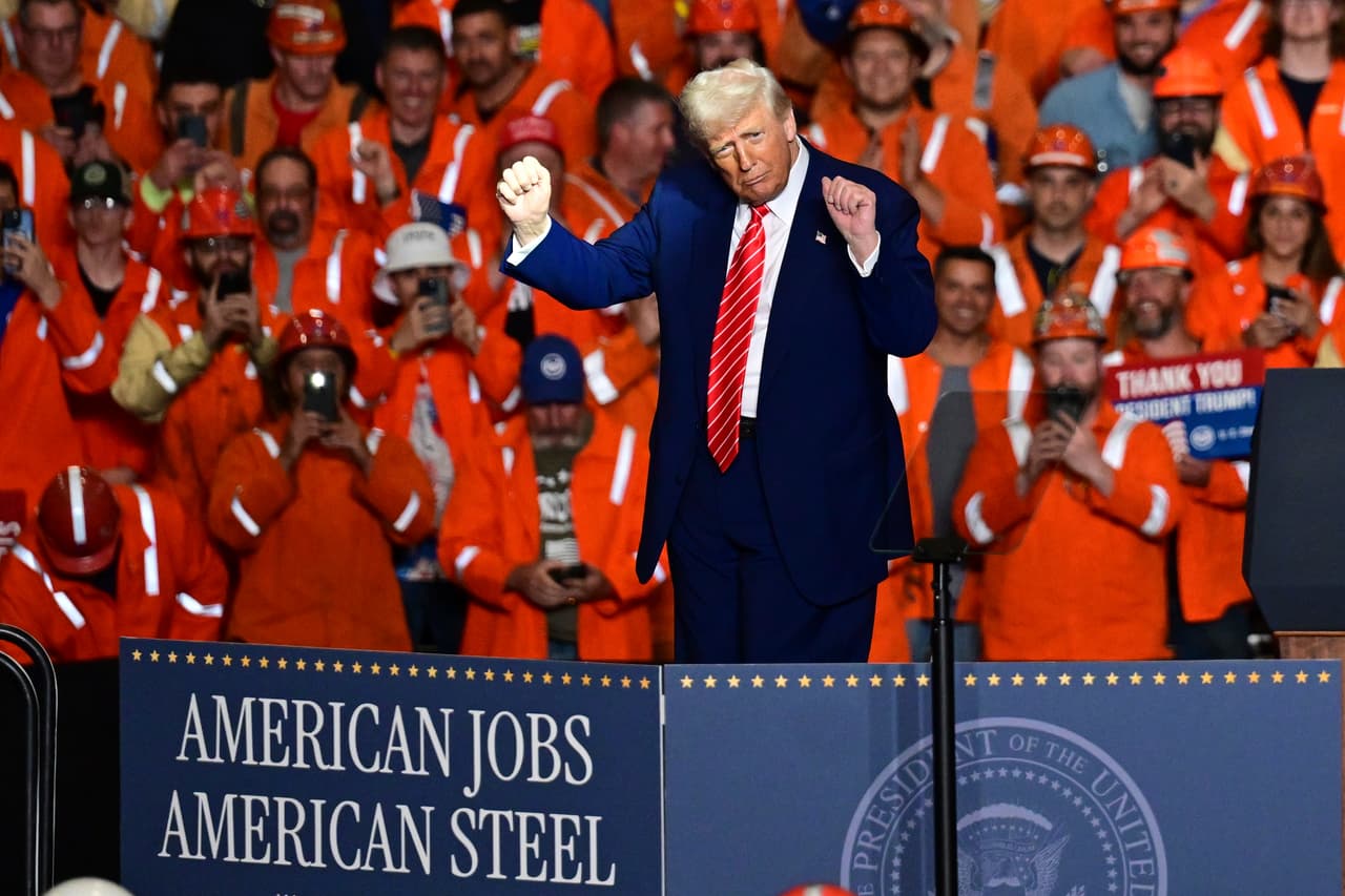 El presidente Donald Trump baila tras pronunciar un discurso en la planta U.S. Steel Mon Valley Works-Irvin, el viernes 30 de mayo de 2025, en West Mifflin, Pensilvania.