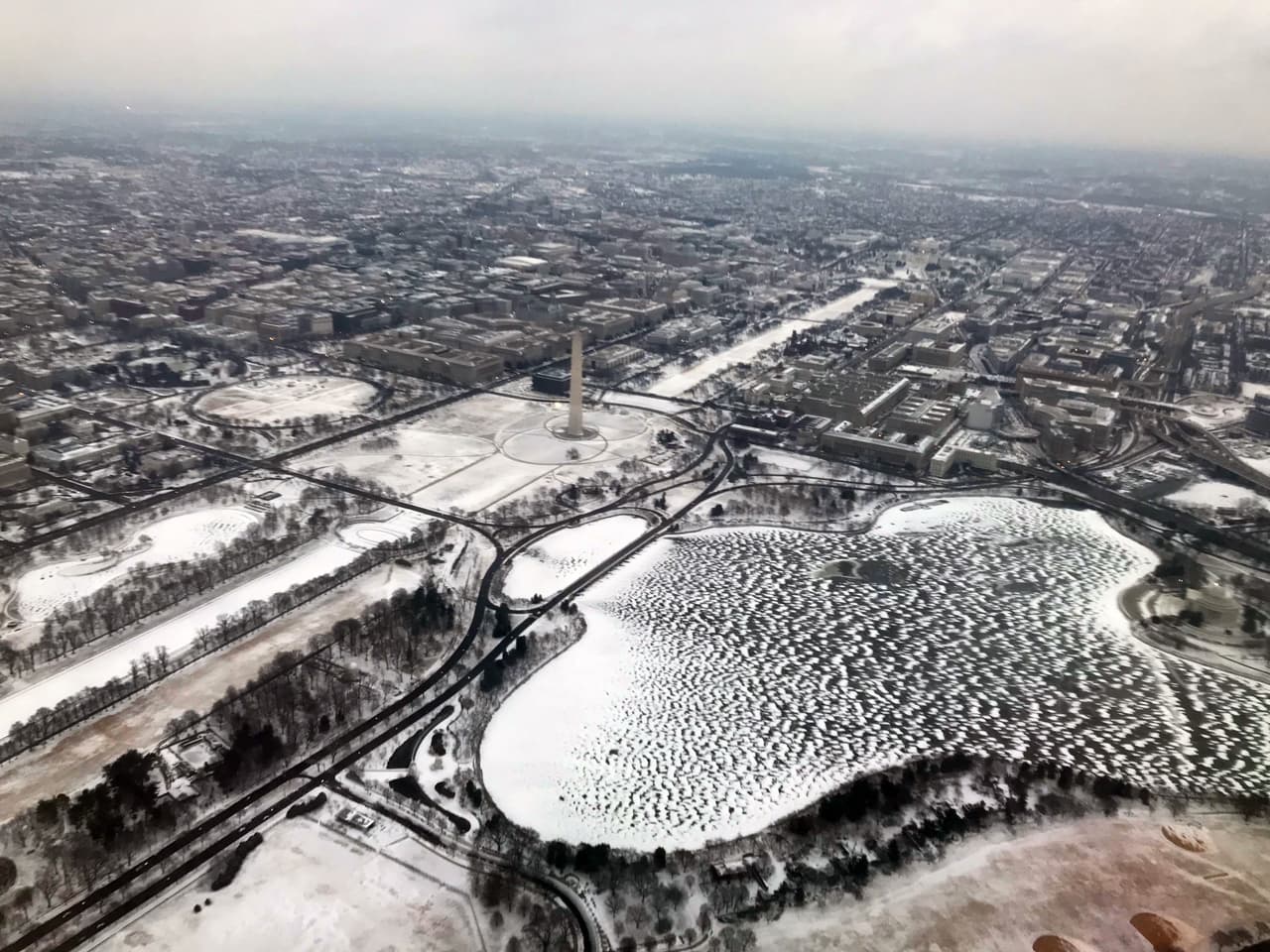 El hielo cubre los alrededores del monumento a George Washington, en la capital de EEUU.