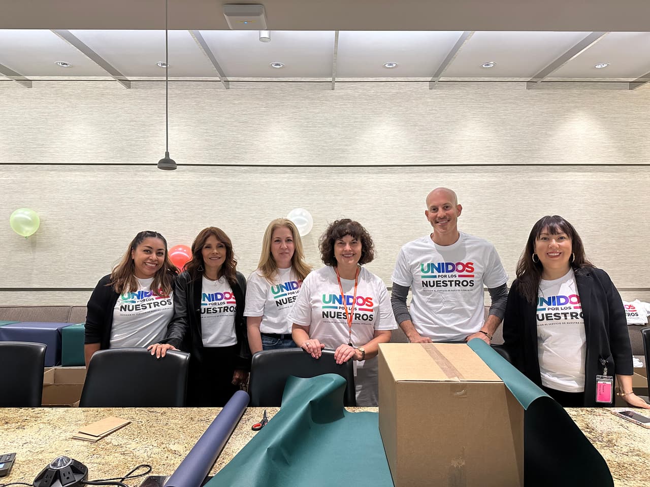 Empleados de Univision 34 Los Angeles sirviendo a la comunidad el 14 de octubre durante el Dia de Servicio "Unidos Por Los Nuestros"