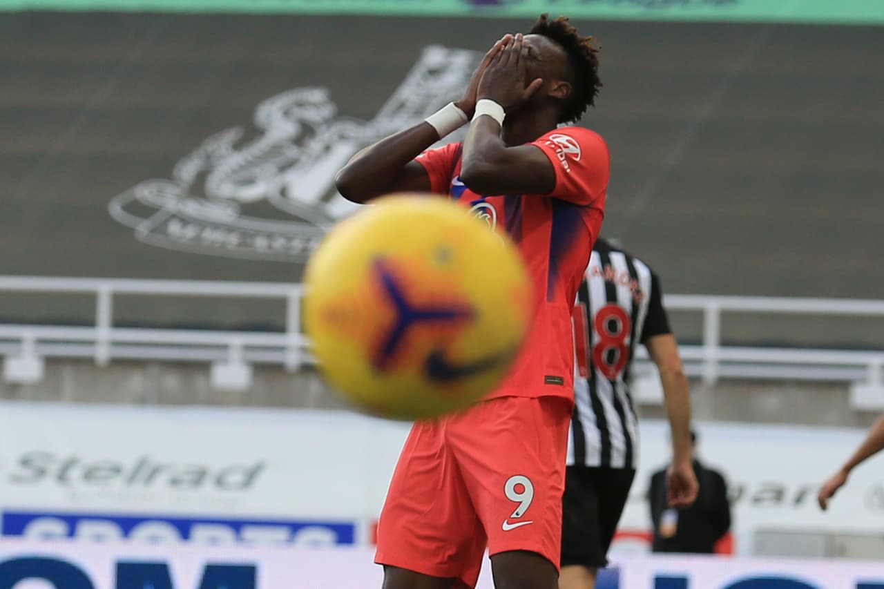 Chelsea visitó y derrotó a Newcastle 0-2. Con un autogol de Federico Fernández (10’) y un tanto de Tammy Abraham (65’) los de Lampard sumaron y llegaron a 18 unidades.