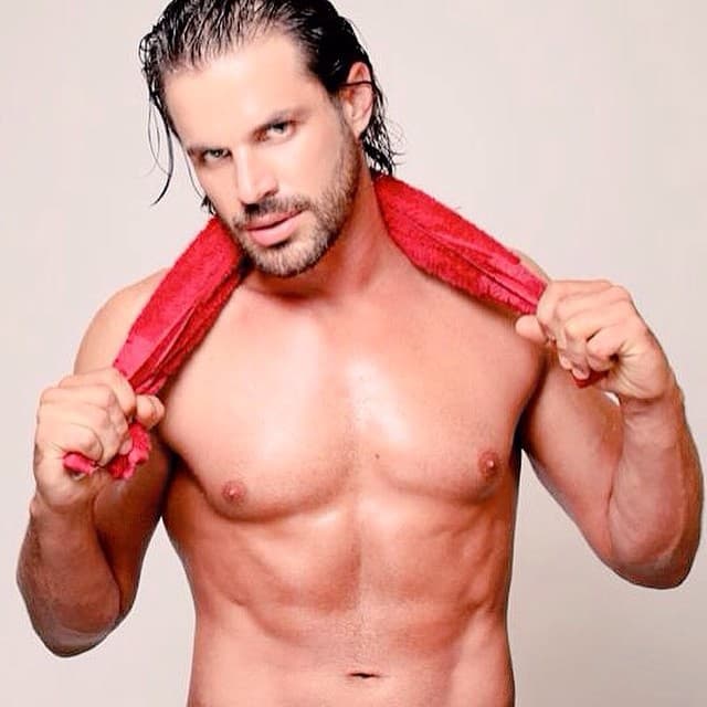 ¡Además de guapo, tiene un cuerpazo!