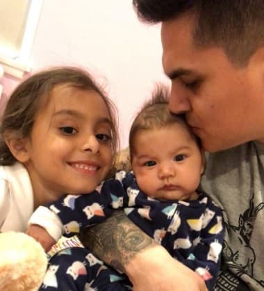 Regulo, orgulloso, comenta: "Ahora y para siempre (mis hijas) seran la inspiración de mis notas. Mi mejor canción".