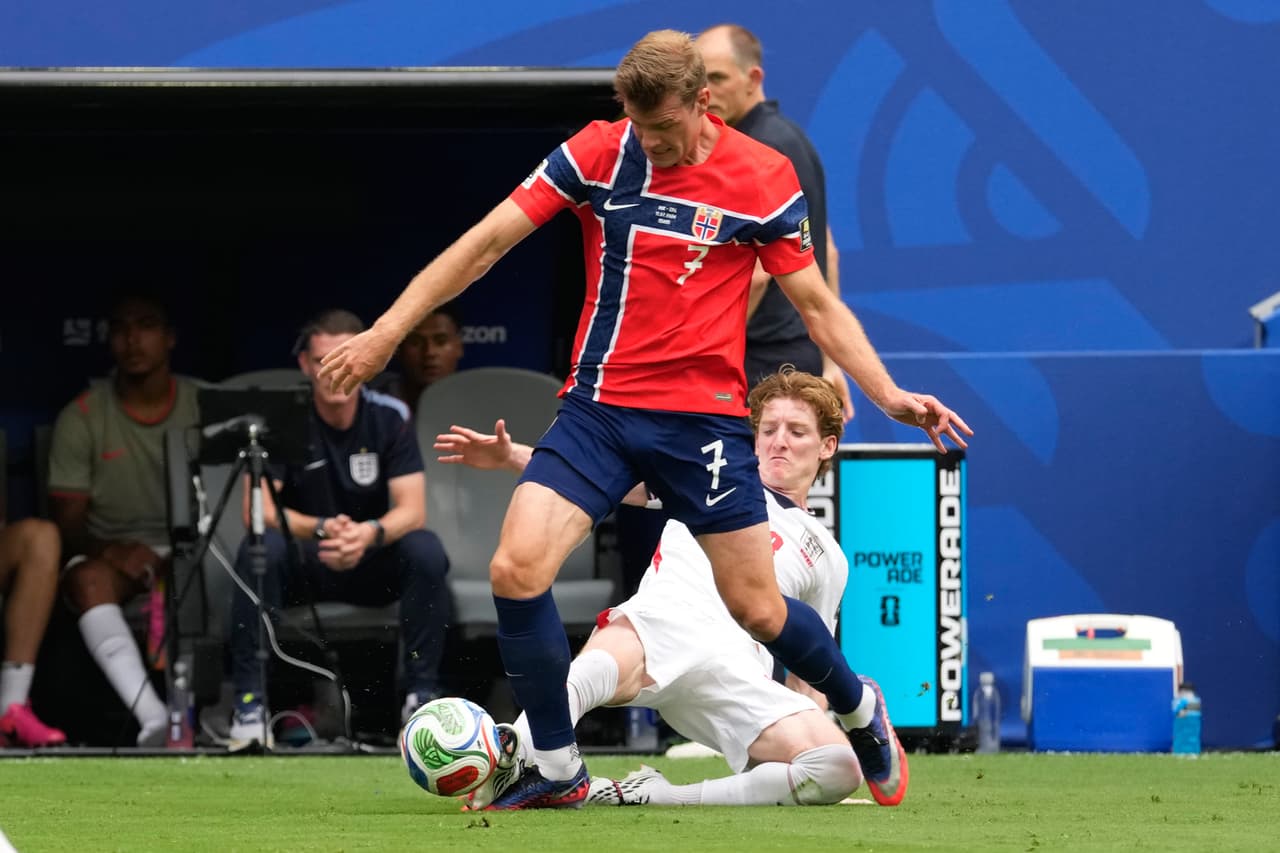 Anthony Gordon, de Inglaterra (abajo), disputa el balón con Alexander Soerloth (7), de Noruega, durante el partido de cuartos de final de la Copa Mundial de Fútbol entre Noruega e Inglaterra en Miami Gardens, Florida, el sábado 11 de julio de 2026.