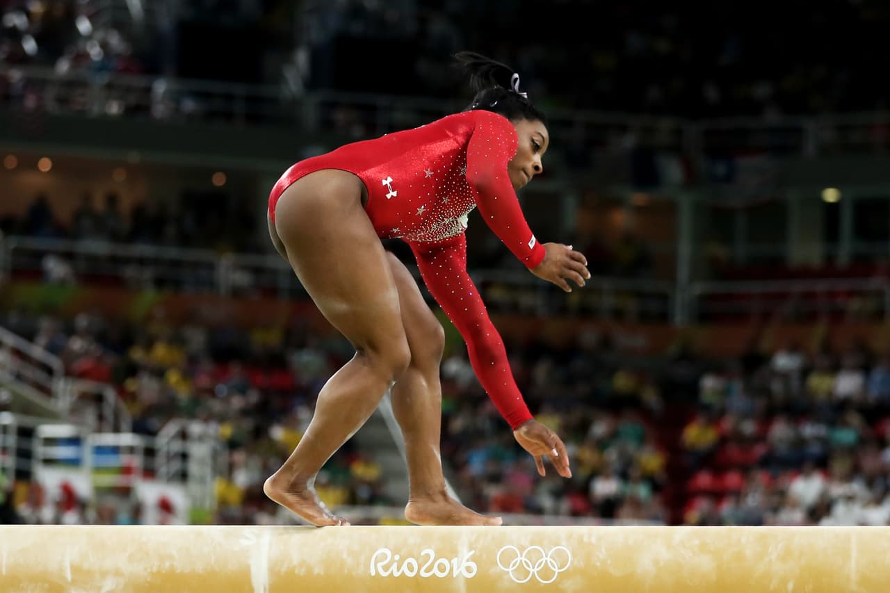 Simone Biles casi se cae durante la prueba de viga de equilibrio.