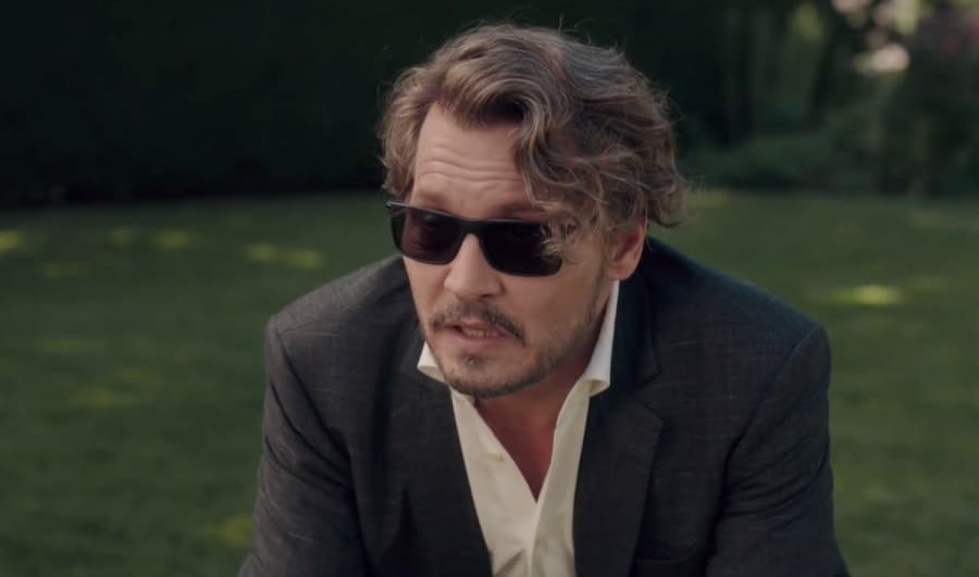 Johnny Depp tiene el papel de Richard, el protagonista, mientras que Rosemarie Dewitt es Veronica, Odessa Young es Olivia Brown y Danny Huston le da vida a Peter.