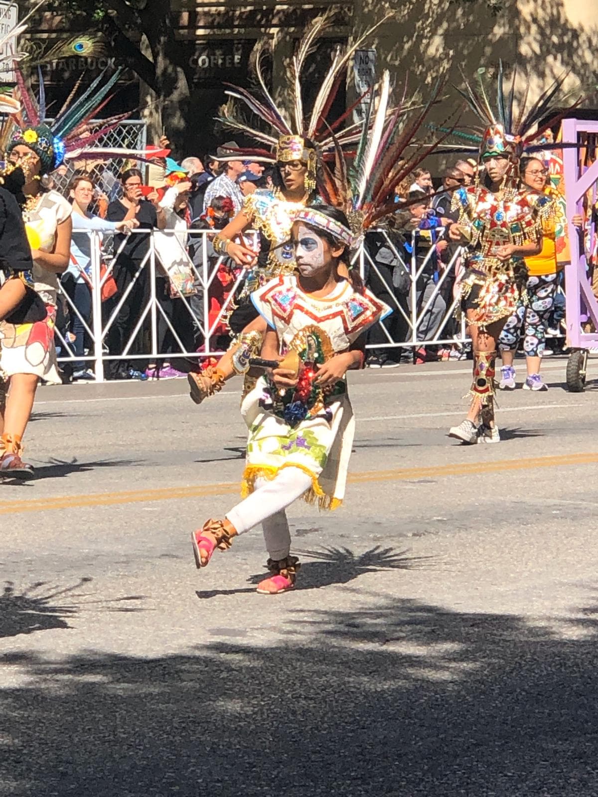 El Día de los Muertos es una tradición latinoamericana celebrada los días 1 y 2 de noviembre, donde las familias y amigos se reúnen para recordar la vida y el legado de sus seres queridos de manera festiva.