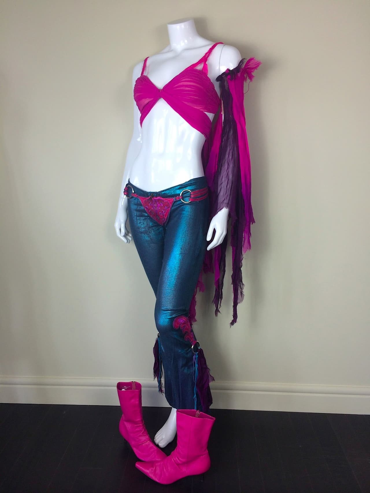 Este se observa en el video original del éxito 'I'm a Slave for You'.