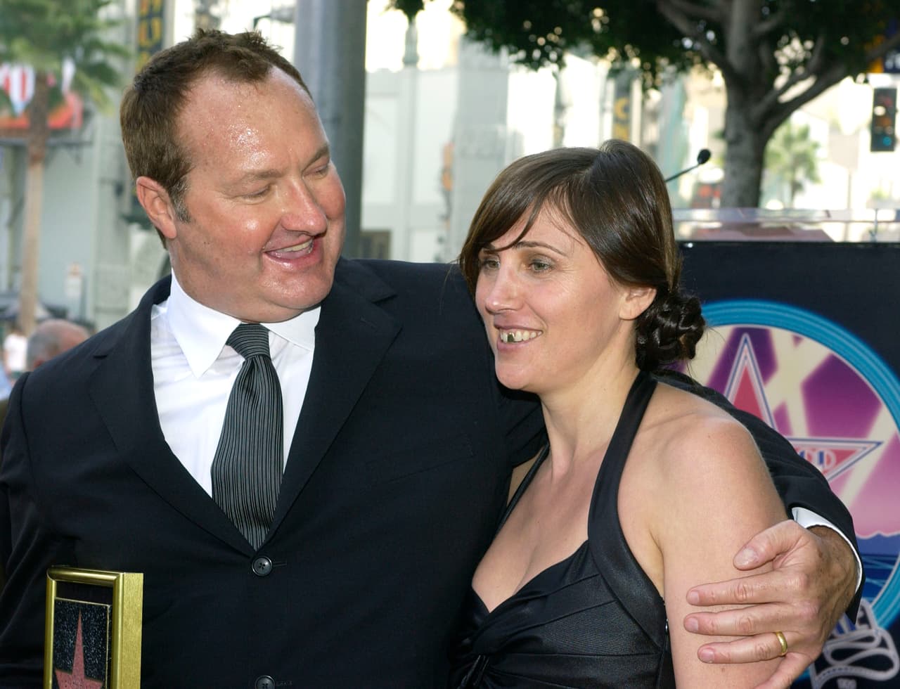 El actor comenzó a mostrar un comportamiento errático hace unos años, tras contraer matrimonio con su segunda esposa, Evi Quaid, con quien aparece en la imagen, también de 2003, y es señalada como un factor de que cortara vínculos con su hermano Dennis.