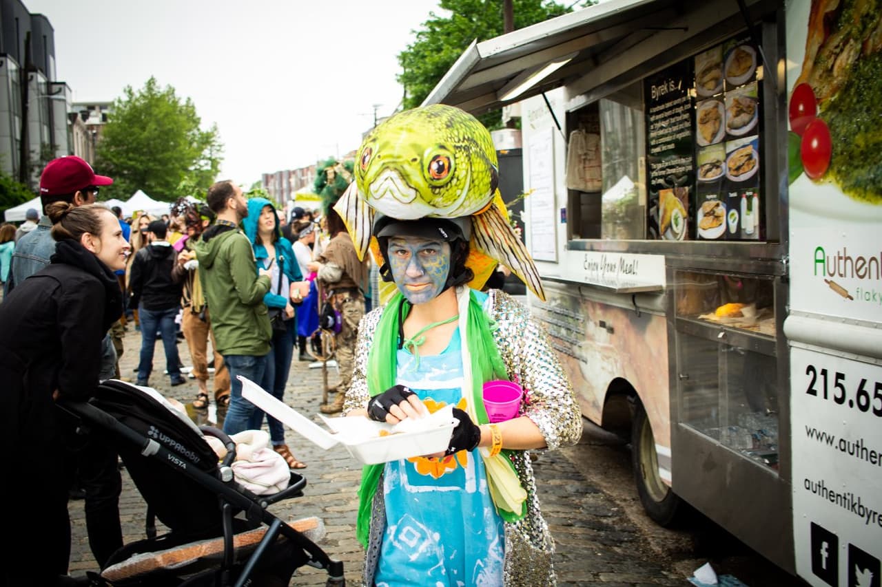 Los camiones de comida también están en el lugar y sirven tacos, hoagies, helados y más.