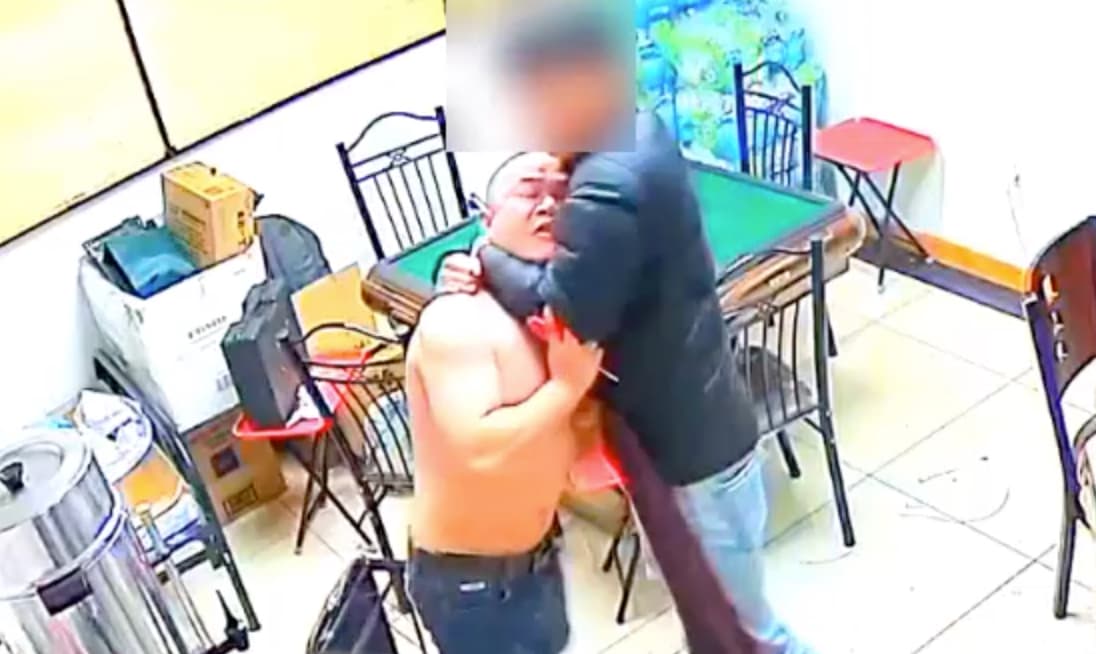 Sujeto apuñala a hombre con unas tijeras durante violenta pelea en Sunset Park (Video)
