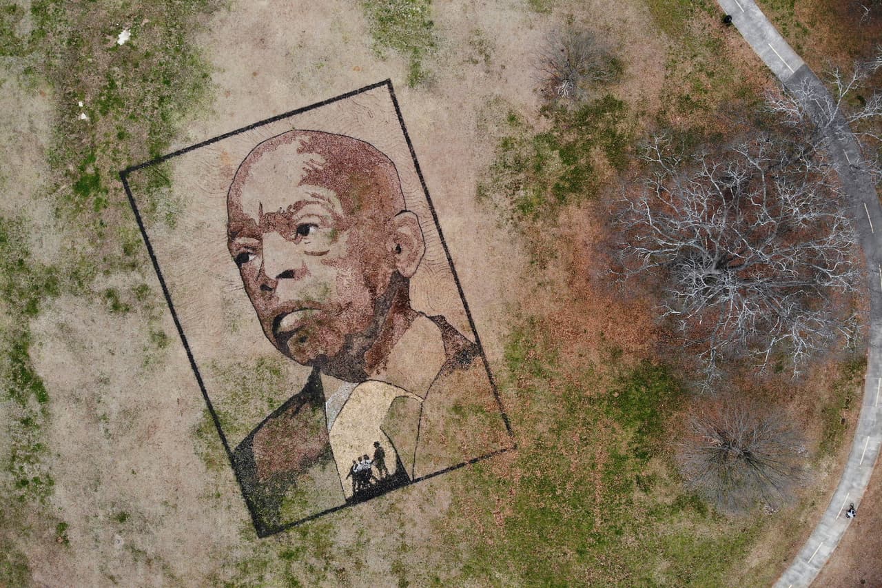 <b>John Lewis visto desde el cielo</b>
<br>
<br>Este retrato del congresista y líder de derechos John Lewis fue dibujado para ser visto desde las alturas en el parque de la Libertad de Atlanta, Georgia. El influyente político 
<a href="https://www.univision.com/noticias/sucesos/fallece-john-lewis-congresista-y-figura-clave-en-la-defensa-de-los-derechos-civiles-a-los-80-anos-edad"><u>falleció en julio de 2020</u></a> y en febrero de 2021 fue homenajeado por el artista Stan Heard, quien dibuja en el suelo con materiales naturales.