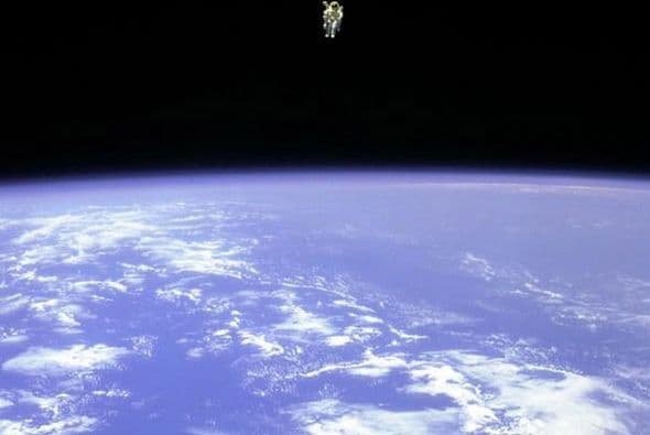 El 07 de febrero 1984 Bruce McCandless II logró alejarse 100 metros del Transbordador Espacial Challenger mediante un propulsor de nitrógeno, convirtiéndose en el astronauta que más lejos ha estado del módulo principal de transporte.