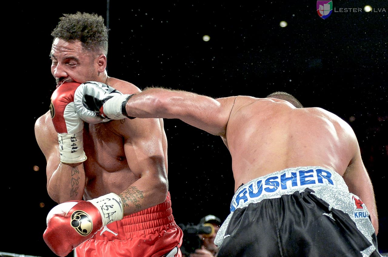 El estadounidense noqueó al ruso en el octavo asaltó y dio muestra de su gran poderío, reteniendo así los cetros de la AMB, OMB y FIB.