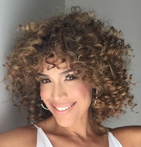 Karlita sorprendió con un súper peinado retro. Rizos y más rizos en la cabeza.