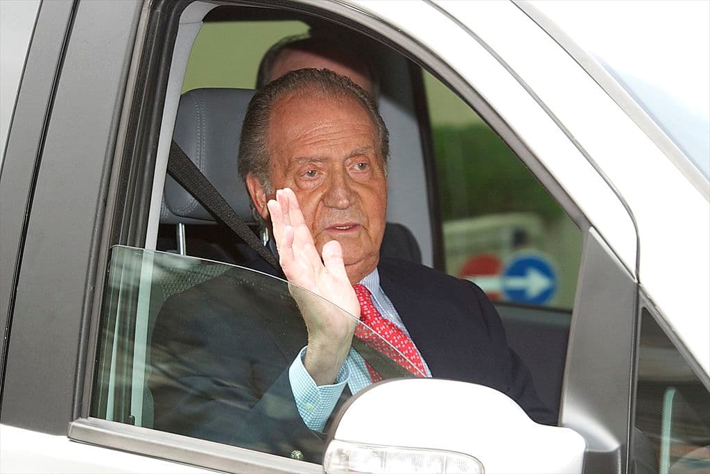 El rey Juan Carlos de España tras ser dado de alta del hospital San José después de someterse a una cirugía de reemplazo de cadera, después de fracturarse en su viaje a África, el 18 de abril de 2012 en Madrid.