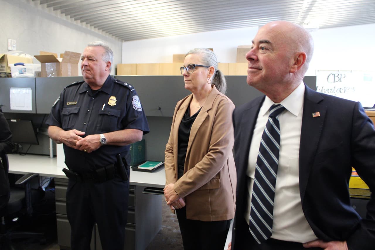 La gobernadora Katie Hobbs realizó un recorrido por el puerto fronterizo Maricopa. "Las asociaciones estatales y federales son absolutamente cruciales para abordar los desafíos en la frontera, y estoy comprometida a trabajar juntos para garantizar que cualquier solución propuesta tenga un impacto real y sea buena para Arizona", tuiteó Hobbs. En la foto el secretario Mayorkas, la gobernadora Hobbs y el jefe del puerto fronterizo Mariposa, Michael Humphries.