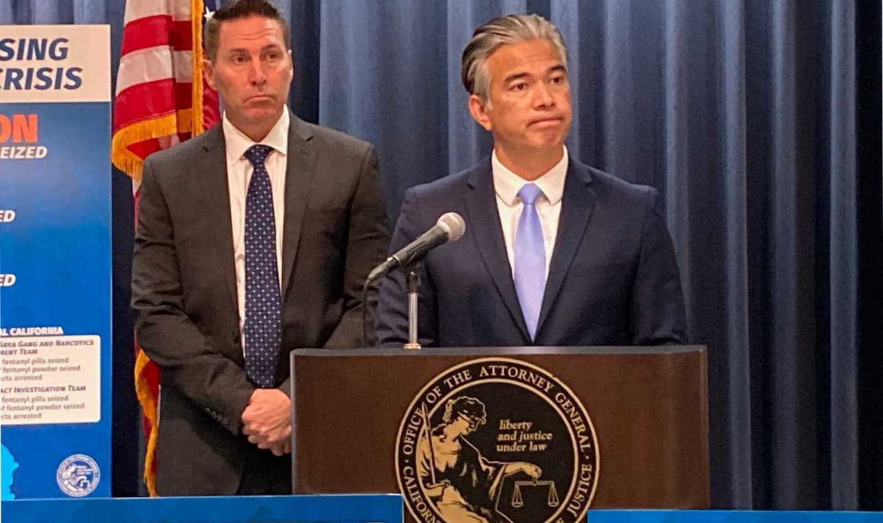 Entretanto, el Fiscal de California, Rob Bonta, anunció el miércoles que su oficina iniciará una investigación sobre la redistribución de distritos de Los Ángeles. 
<b>“Está claro que se necesita una investigación urgente para ayudar a restaurar la confianza en el proceso de redistribución de distritos para los ciudadanos de Los Ángeles”</b>, dijo Bonta durante la conferencia de prensa.