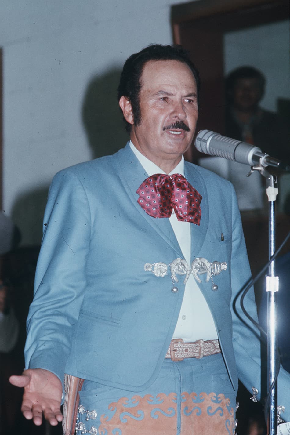 La carrera como cantante y actor de Antonio Aguilar despegó en la década de los 50, cuando logró colocarse como un ídolo de la música regional mexicana.