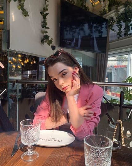 "Yo no me sabía socializar con la gente y, como distracción, mi mamá decide meterme a grabar esta telenovela con Silvia Navarro ('Amor bravío') y cuando entro, me encantó, fue una experiencia maravillosa", destacó.