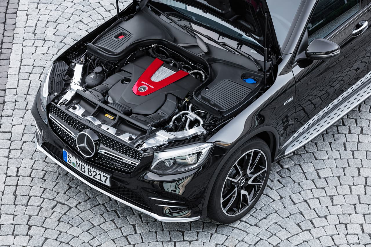 La 
<b>Mercedes-AMG GLC43 Coupe</b> cuenta con un motor V6 biturbo de 3.0 litros mejorado por AMG así como con una transmisión 9G-TRONIC automática de nueve velocidades con tiempos de cambio más cortos y con la versión AMG del sistema de tracción integral 4MATIC configurado para mostrar parcialidad por el eje trasero a fin de lograr el manejo más dinámico posible sobre vías pavimentadas.